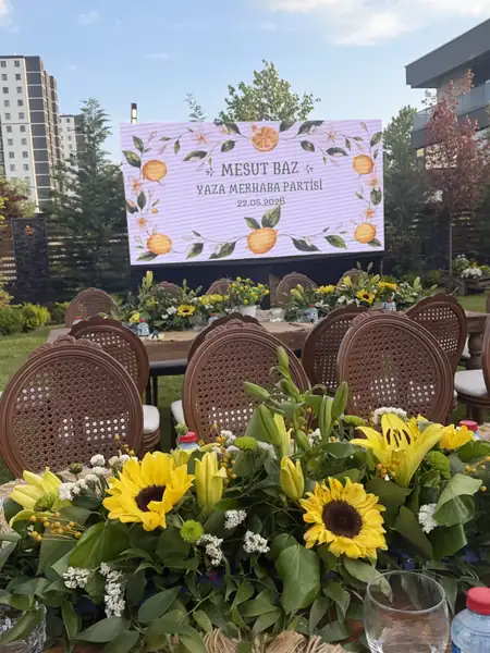 Açık hava etkinliğinde ayçiçekli sahne önü ve LED ekran