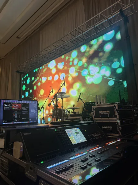 DJ kabini arkasında renkli LED ekran