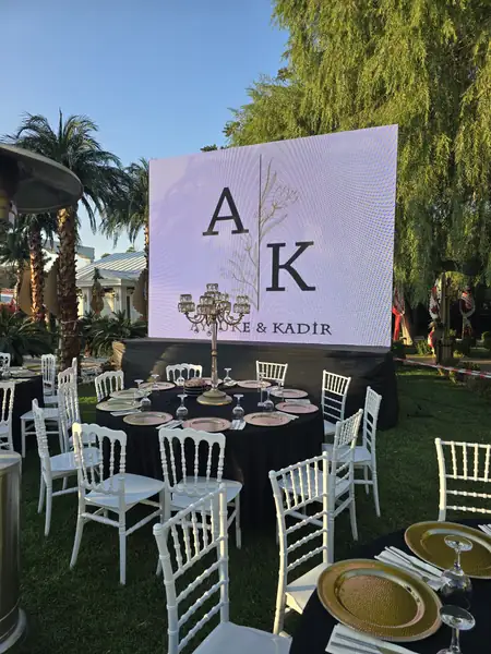 Bahçe düğününde LED ekranda çift monogramı